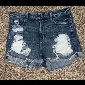 Distressed mom short